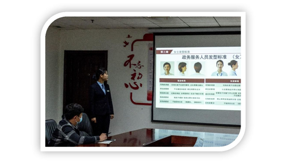 羊山新区政务服务中心开展办事处社区窗 口工作人员业务与文明礼仪培训